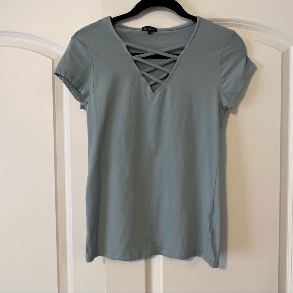 Splash Women’s Size Large V Neck Criss Cross Tee Light Blue